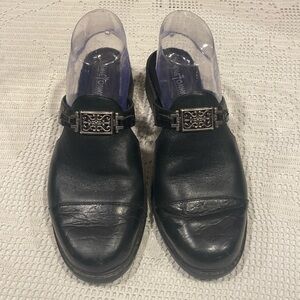 Minnetonka Black Leather Mules Clogs With Silver Like Ornate Detail, Size 8